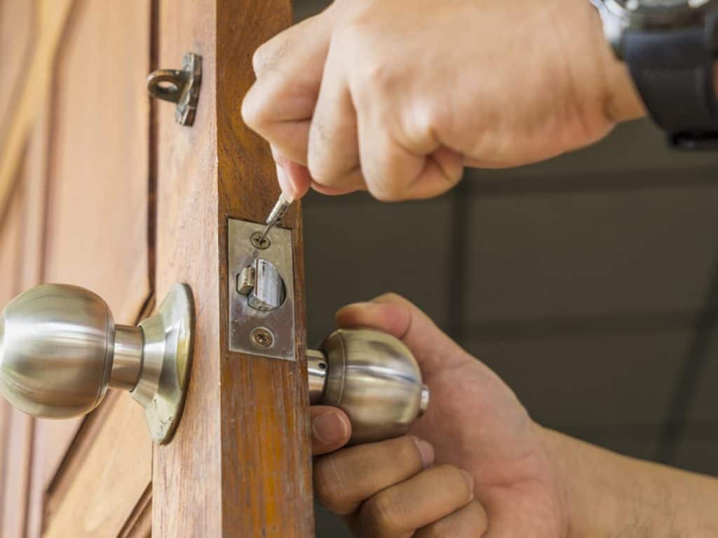 Illinois Landlord Laws and How a Locksmith Can Help Chicago Locksmith